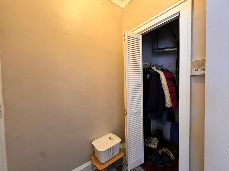 Building Photo - 2833 W 66th St