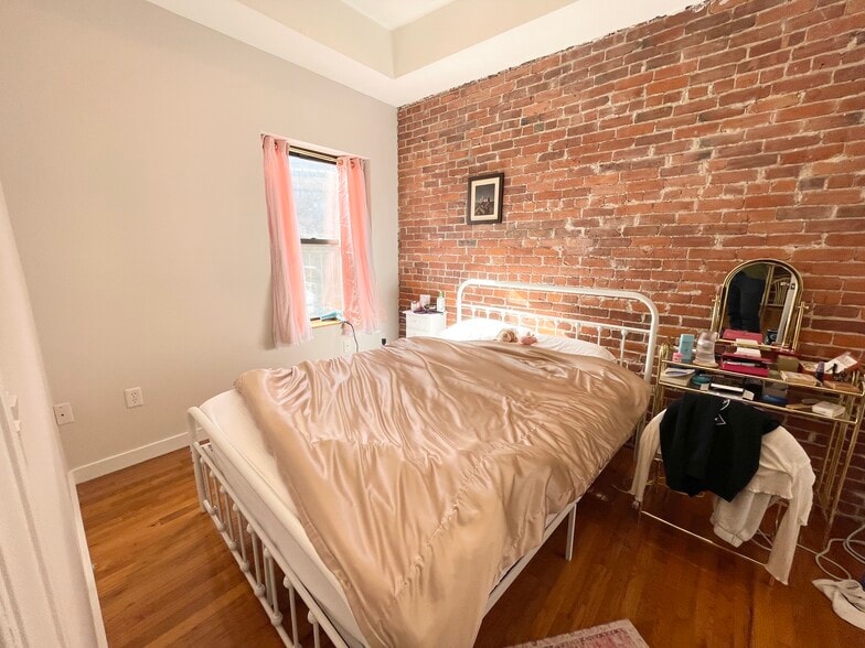 Building Photo - 84 Gainsborough St