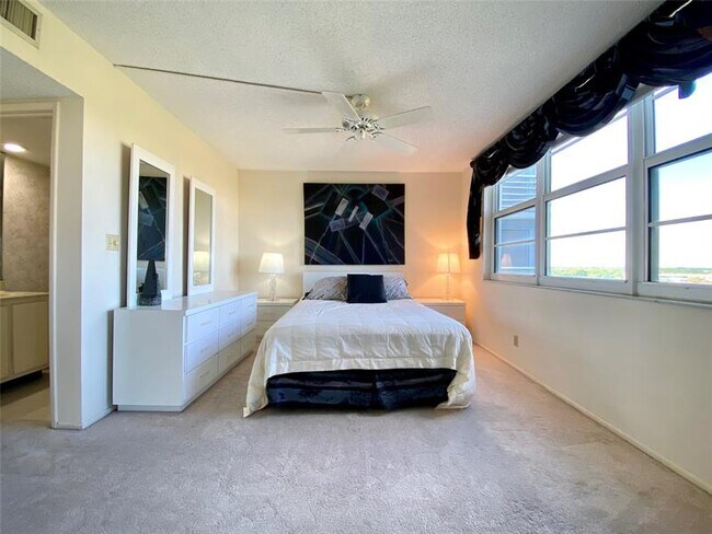 Building Photo - 4015 W Palm Aire Dr