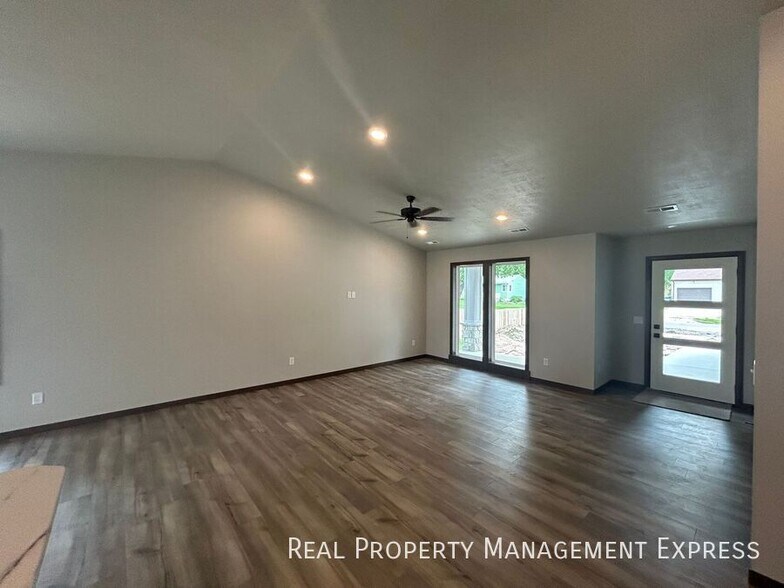 Building Photo - 3 Bedroom 2 Bathroom Home for Rent
