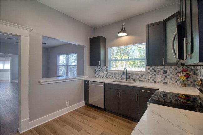 Building Photo - 675 16th Ave S