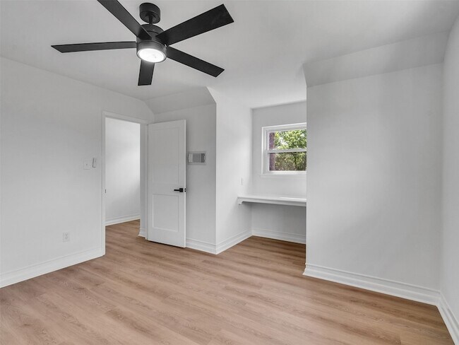 Building Photo - 16007 Diana Ln