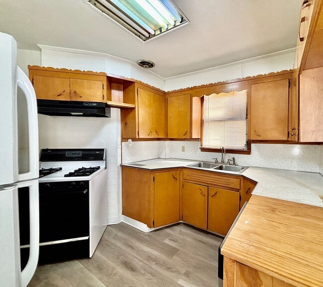 Building Photo - 3810-3812 Central St.