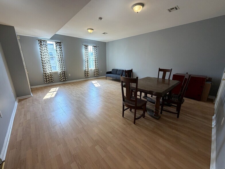 Building Photo - 372 Bramhall Ave