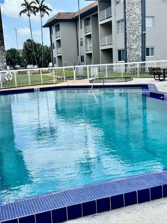 Building Photo - 6530 Lake Patricia Dr