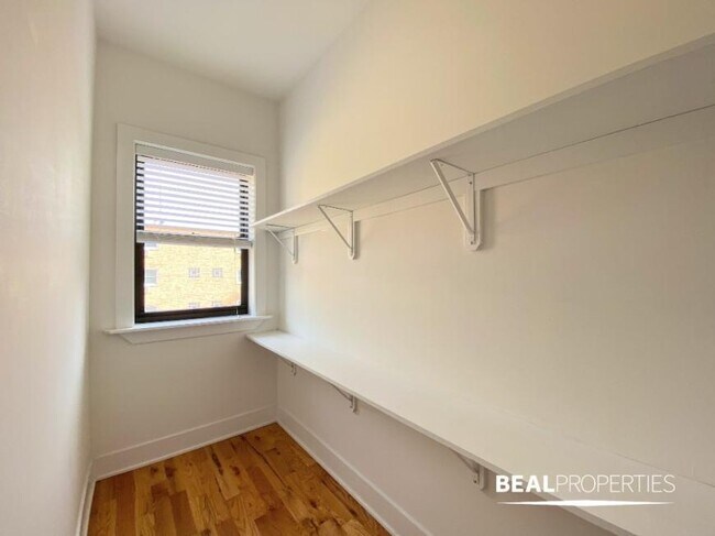 Building Photo - 2 bedroom in EVANSTON IL 60202