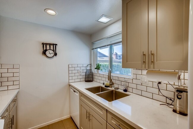 Building Photo - 957 La Bonita Dr