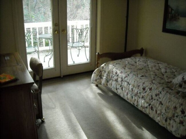 Building Photo - Charming 2BR 2BA Condo in great Bellevue l...