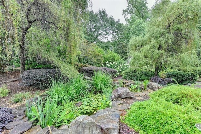 Building Photo - 2611 Briers N Dr