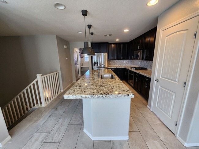 Building Photo - Three Level Mountains Edge Townhome