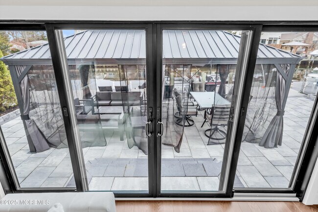 Building Photo - 320 Silver Lagoon Dr