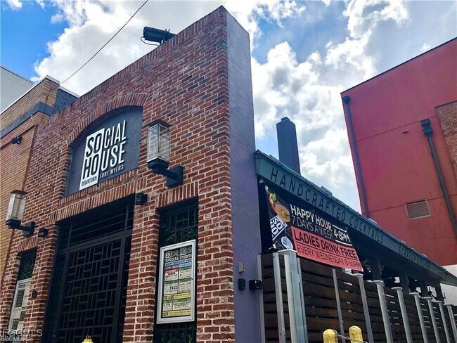 Building Photo - 3027 SW 16th Pl