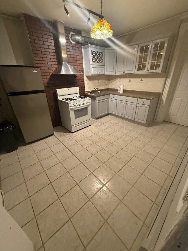 Building Photo - 41 Harmon St