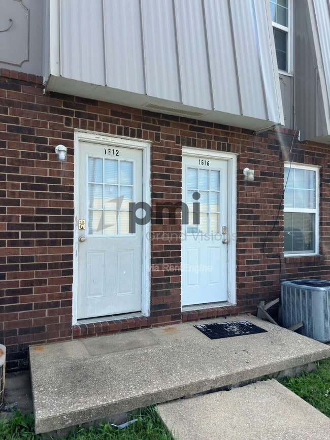 Building Photo - 1612 University Dr
