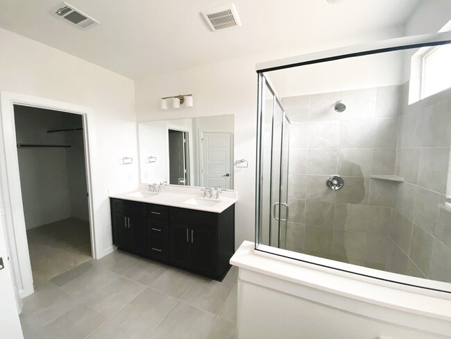 Master Bathroom - 621 Hummingbird Dr