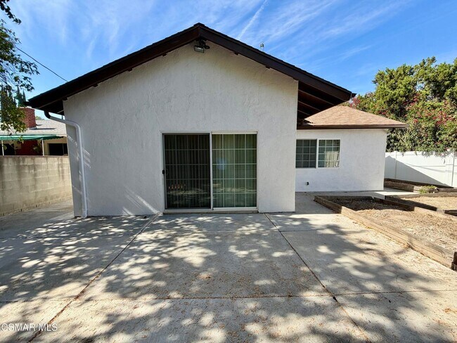 Building Photo - Welcome this single story, beautifully maintained and thoughtfully updated home South Of The Boul...