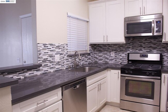 Building Photo - $2990 / 2 BR GORGEOUS REMODELED MEADOWBROO...