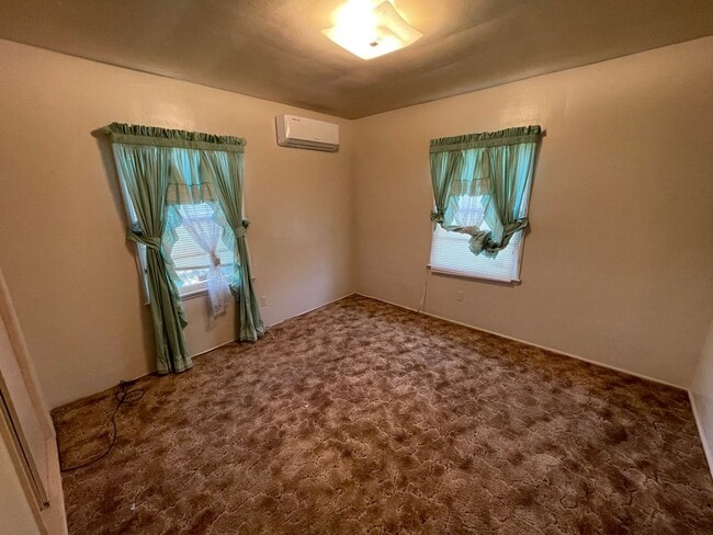 Building Photo - Large and Spacious Home