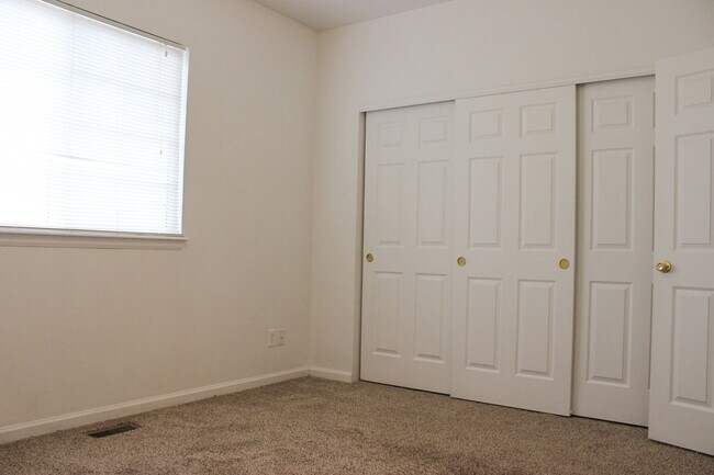 Building Photo - Gorgeous 3 bed/2.5 bath townhome in Welby ...