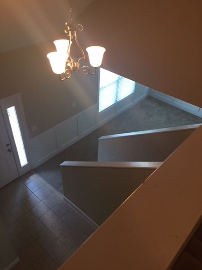 Building Photo - Lake Estates 4 bed 2.5 bath 3 car garage home!