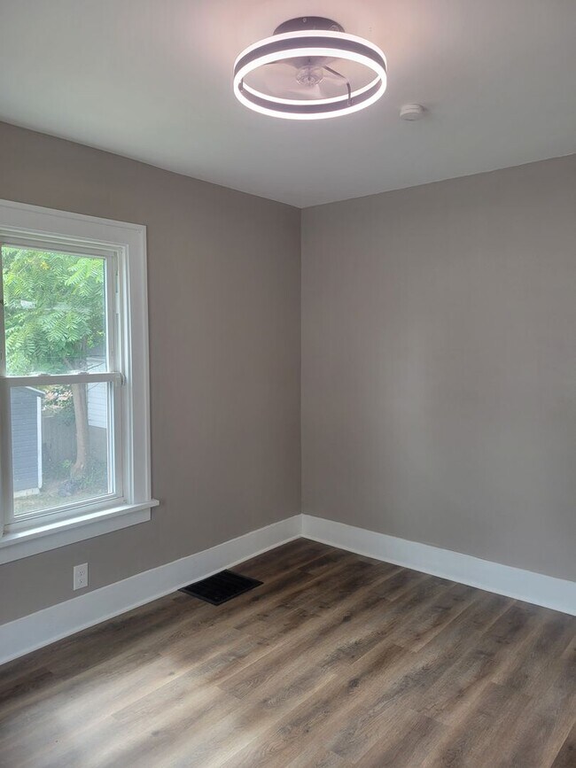 Building Photo - Modern Living 2/1 Newly Remodeled Peoria H...