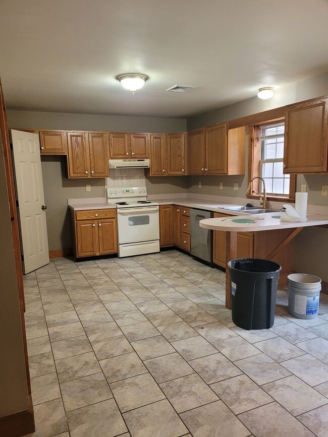 Building Photo - 3 bedroom 1.5 bathroom Townhome Leola