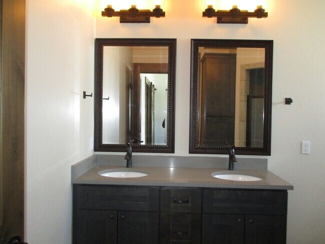 Building Photo - Beautiful Lake Hatcher Home For Rent