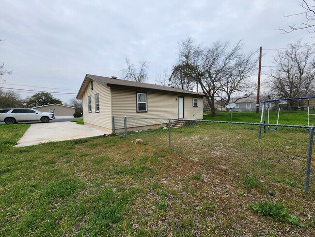Building Photo - 3/2 on Corner Lot in Burnet