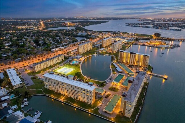 Building Photo - 4650 Cove Cir