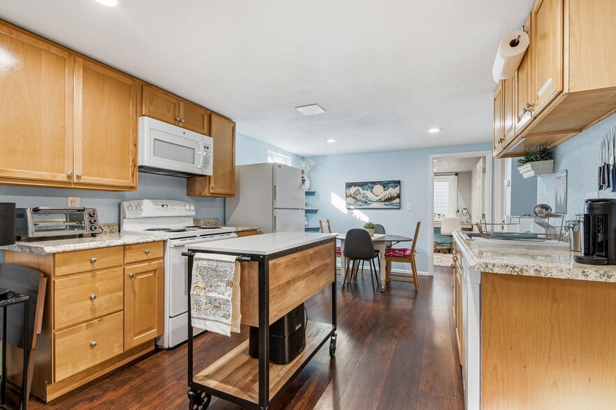 Building Photo - 1556 S Field Ct