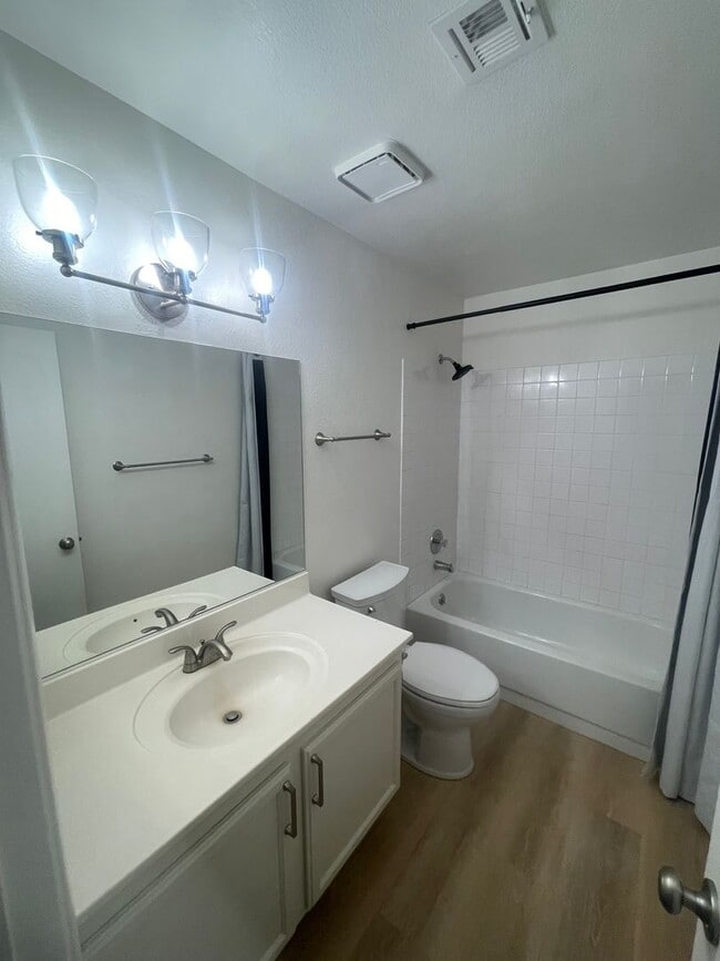 Building Photo - Beautiful upstairs 2-bedroom, 2-bathroom apartment APRIL RENT FREE!!