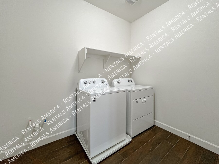 Building Photo - 657 W Browning Pl