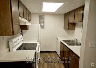 Building Photo - Large 1 bed with washer and dryer hookup