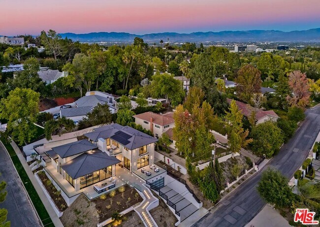 Building Photo - 16879 Mooncrest Dr