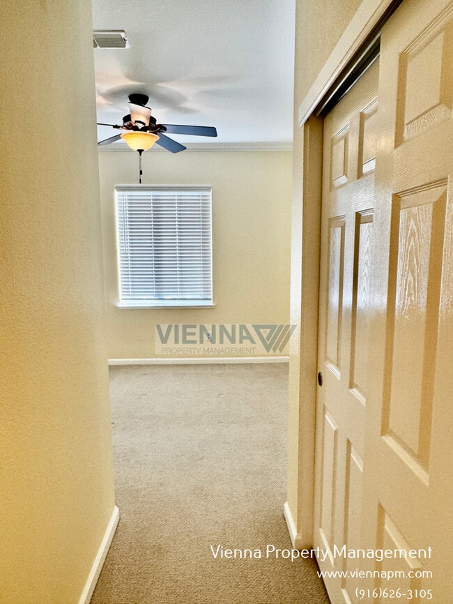 Building Photo - 829 Courtyards Loop