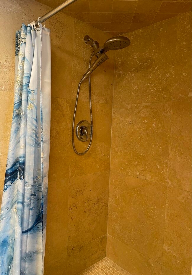 Building Photo - 1237 Hillsboro Mile