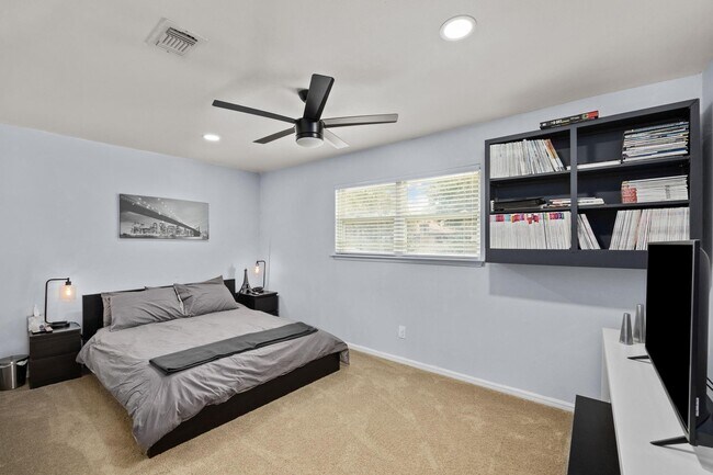 Building Photo - 827 Thicket Ln