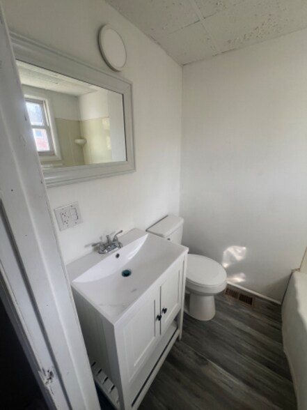 Building Photo - 918 W King St