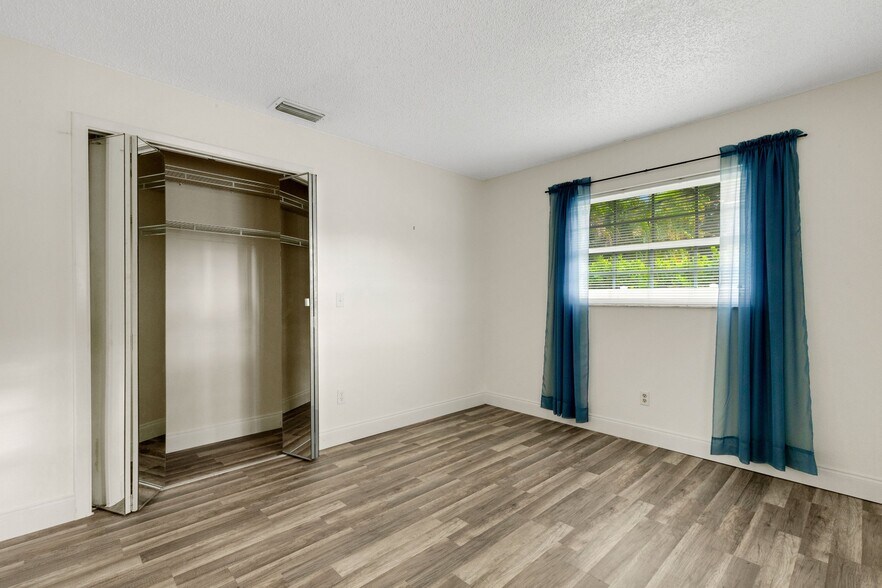 Building Photo - 1100 Pinellas Point Dr S