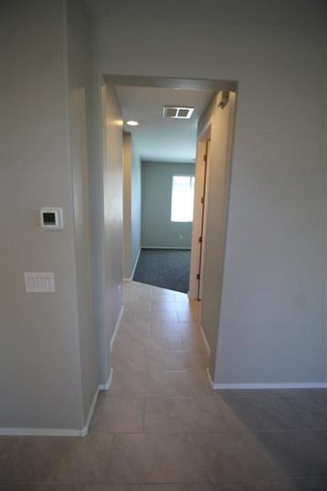 Building Photo - Desirable La Estancia Neighboorhood