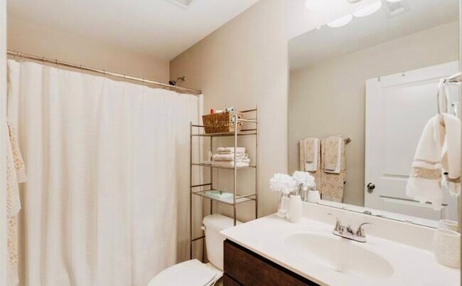 Building Photo - 731 Elmbrook Dr