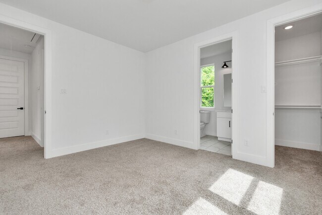 Building Photo - 2813 Drew St