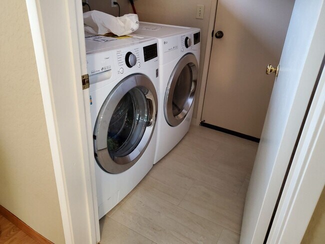 Building Photo - Spacious and modern 3 bedroom home within the prestigious Terraces of Cantebria subdivision.