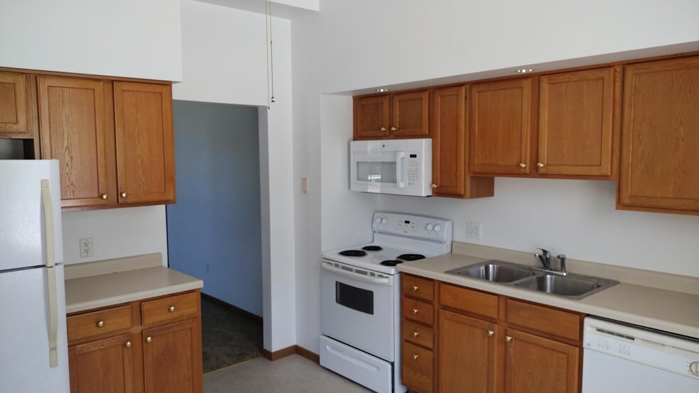 Kitchen - 900 Forest St