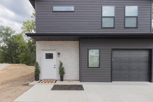 Building Photo - 2828 Emery Dr