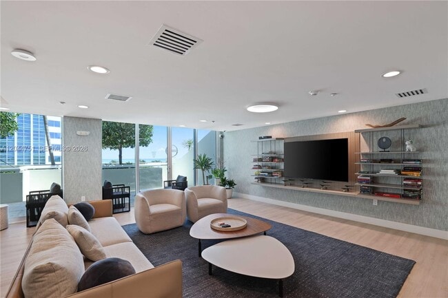 Building Photo - 5025 Collins Ave