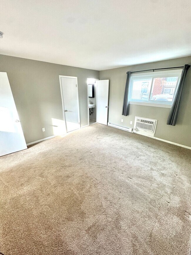 Building Photo - 828 N Sherman St