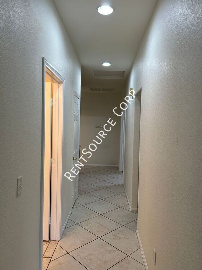 Building Photo - 39821 Sunstar St