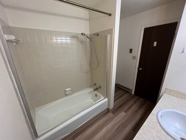 Building Photo - 3 Bedroom, 1.5 Bath Townhome W/ Attached S...