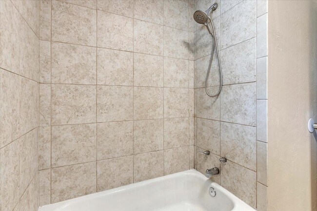 Building Photo - 1611 Briarcliff Ct